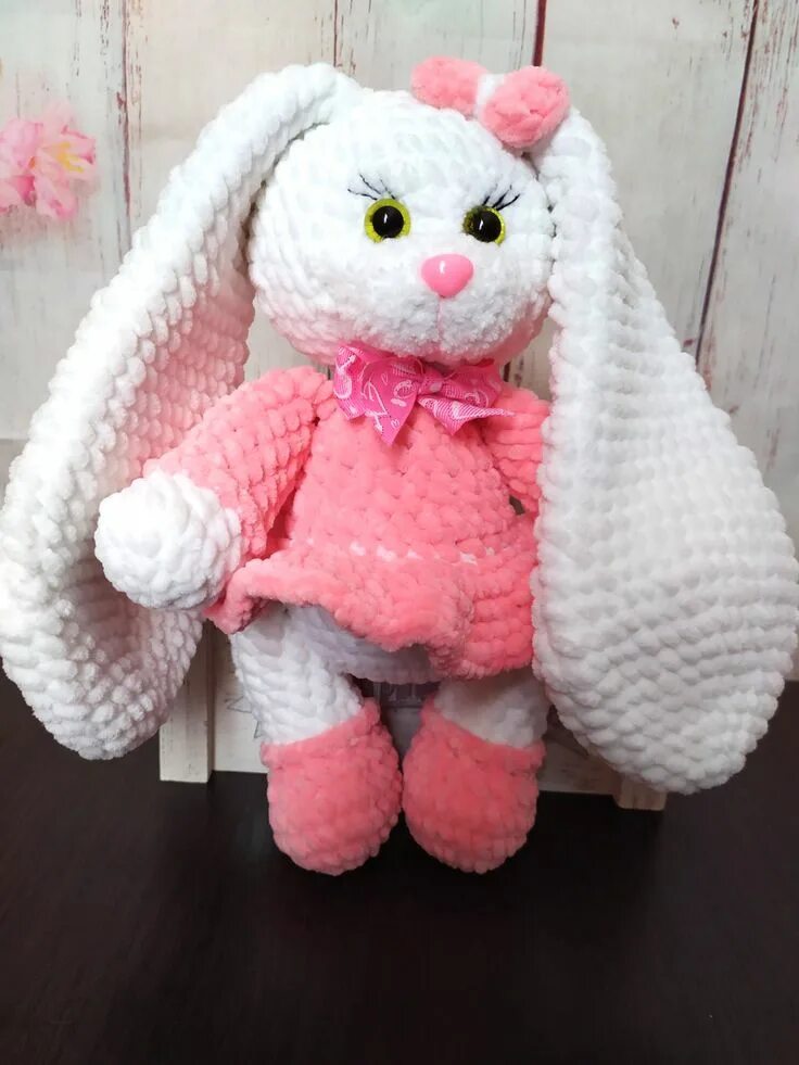 Большой зайка крючком из плюшевой пряжи. Кролик из плюшевой пряжи. большой заяц из плюшевой пряжи. заяц крючком из плюшевой пряжи мастер класс. кролик крючком из плюшевой пряжи.