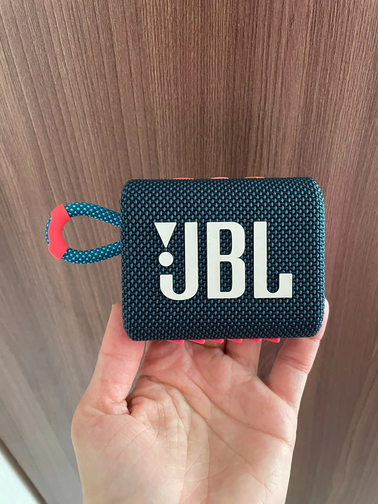 Jbl go 3 вт. Jbl go 3. jbl go 3 в руке. jbl go 3 крутая?. портативная колонка jbl go 3 упаковка с наклейками.