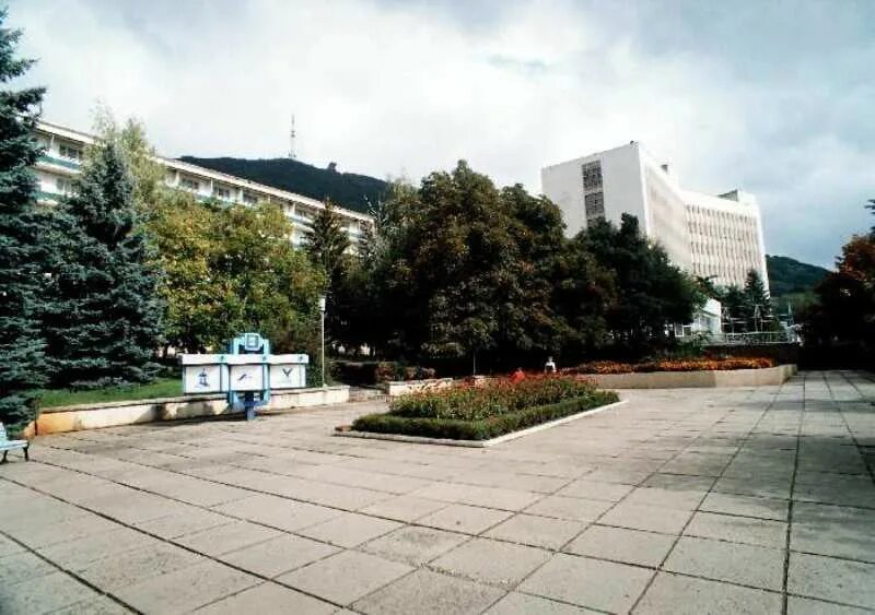 портрет ленина в пятигорске. санаторий ленинские скалы. санаторий ленинские скалы пятигорск. пятигорск ленинские скалы ленин. санаторий ленинские скалы.