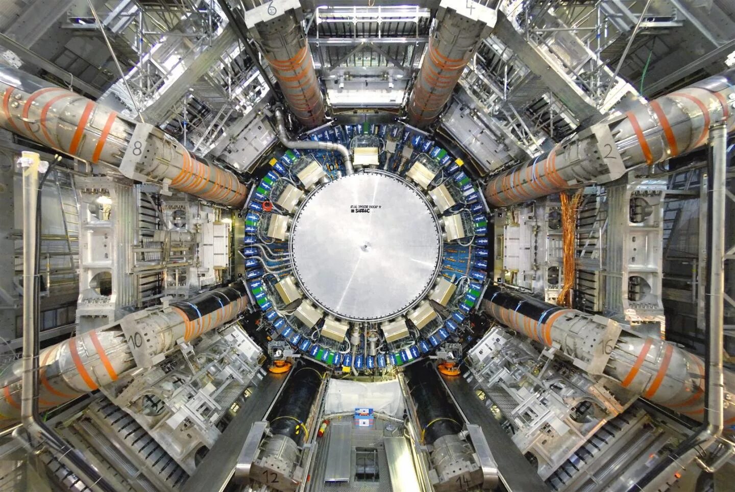 Ускоритель атомных частиц. ЦЕРН коллайдер. Большой адронный коллайдер ЦЕРН. Большой адронный коллайдер в CERN. Большой адронный коллайдер Atlas.