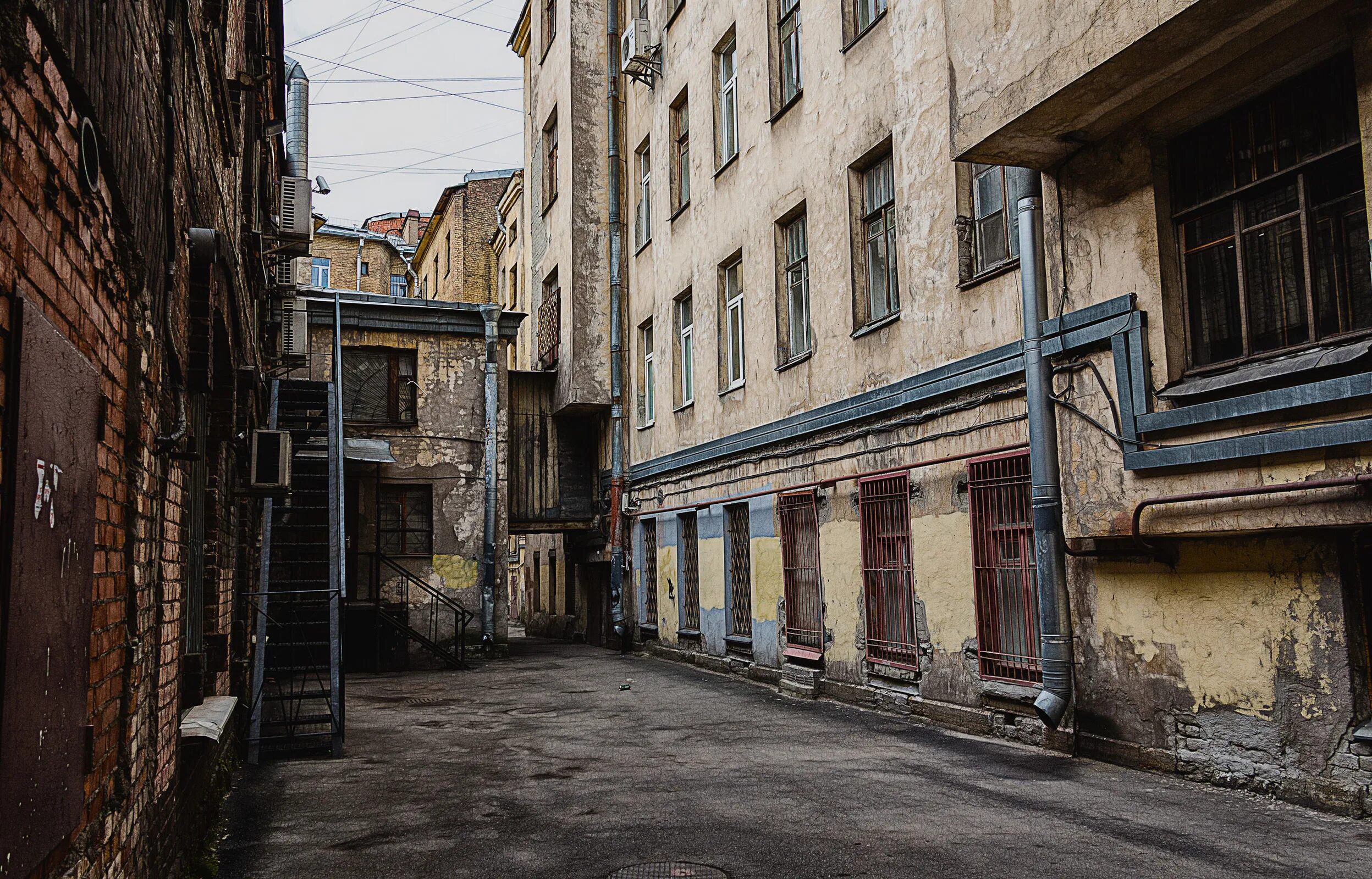 Городской дом спб. Питерский дворик Санкт-Петербург. Старые дворы Санкт-Петербурга. Санкт-Петербург кирпичный переулок двор. Питер обшарпанные дворы.