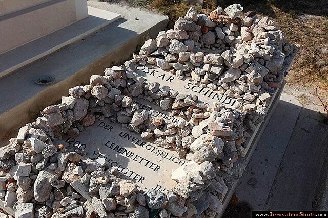 Надписи на камушках. Почему кладут камень на камень. Зерна на камне. Бухта пирамида камней владивосток. Почему кладут камень на камень.