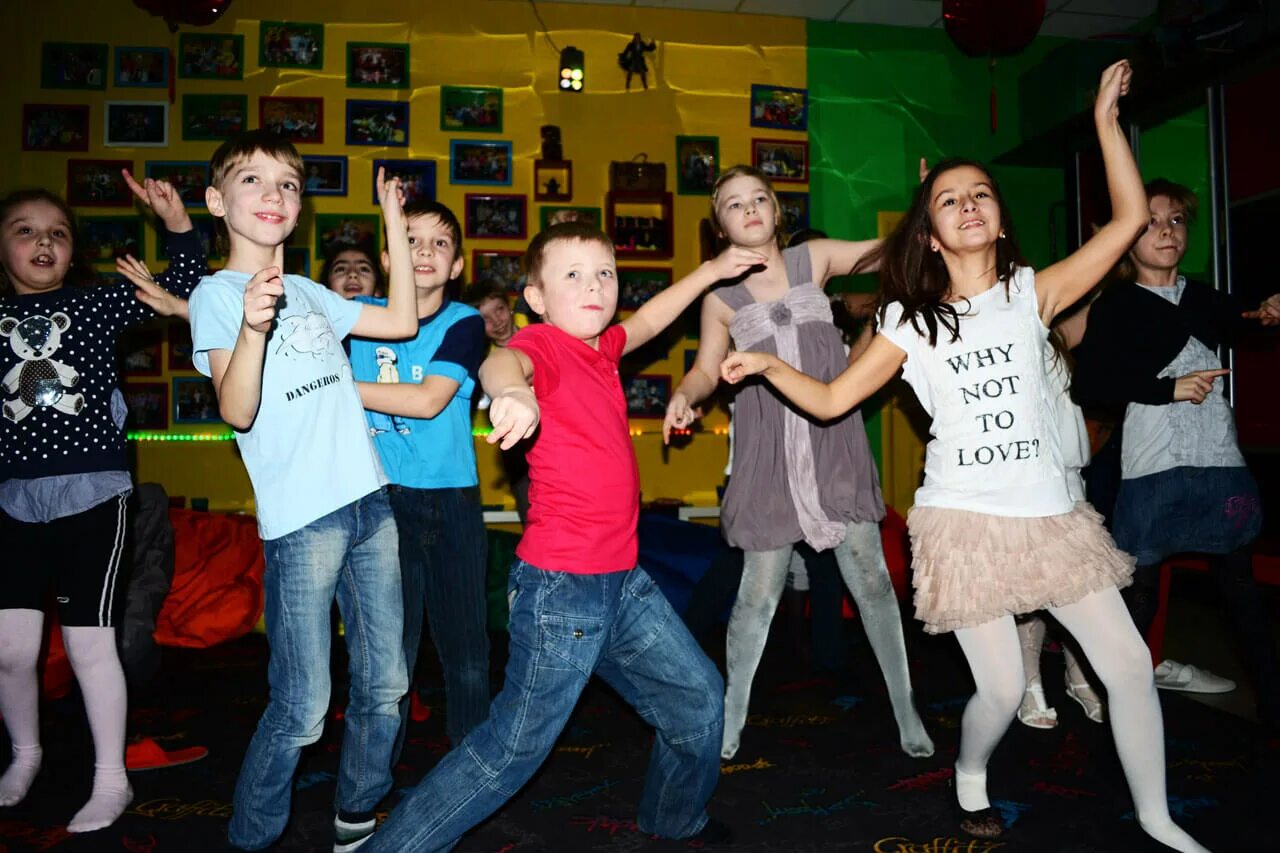 Дискотека для детей 7 лет современная танцевальная. Дискотека для дошкольников. Дискотека для детей 7 лет современная танцевальная. Танцевальный фейерверк. Дискотека для детей 7 лет современная танцевальная.