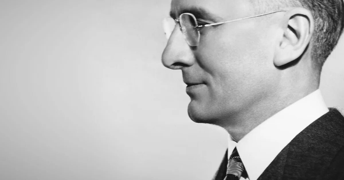 Наполеон хилл. Дейл карнеги книги. Дейл карнеги портрет. Дейл брекенридж карнеги. Карнеги 1940.
