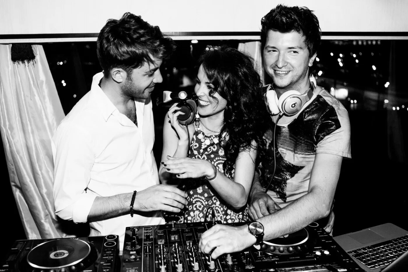 Alex davia. Alex davia. Сати казанова и арсениум до рассвета. Алекс давиа студия. Алекс давия.