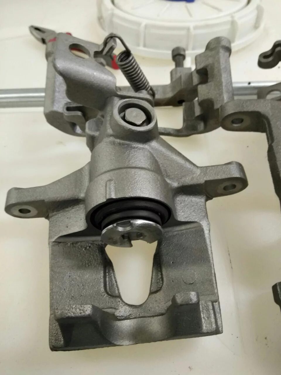 Ремонт заднего тормозного суппорта. FORD C-MAX 2.0 DURATEC. - Ford C-Max I, 2 л,