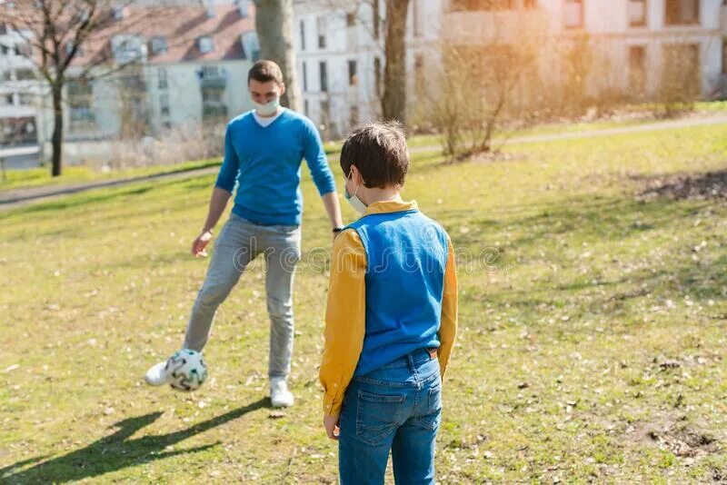 Отец и сын футбол. Отец играет с сыном. Доджбол в парке. Папа с сыном играют в футбол. Яйца отца и сына