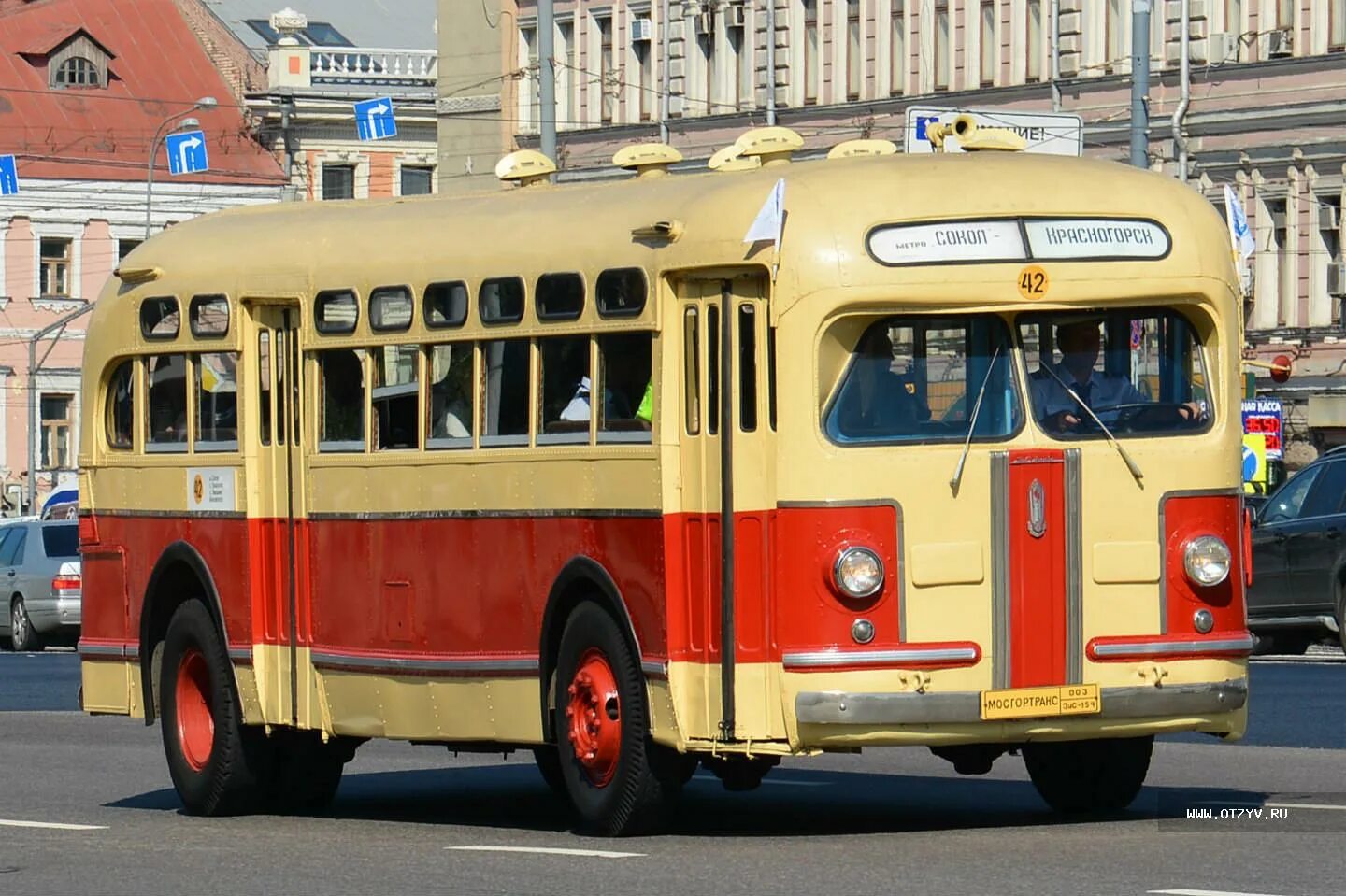 Маршрутки в старом городе. ЗИЛ 158 пожарный. Ретро автобус. Ретро автобусы СССР. Автобус Москва.