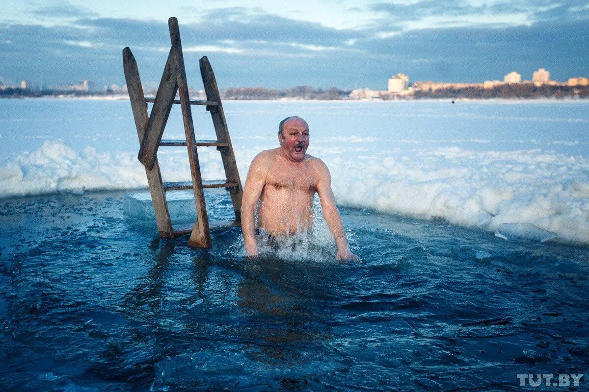 Люди купаются зимою. Купание в проруби. Нырять в прорубь. Окунуться в прорубь. Зимнее купание.