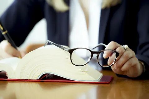 Счетовод фирмы держатель книги