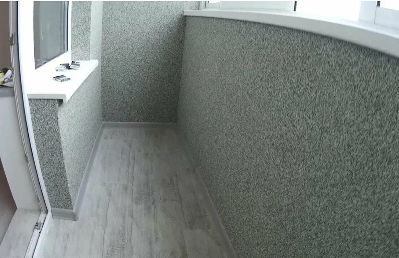 декоративная штукатурка на балконе. варианты декоративной штукатурки лоджии. отделка балкона декоративной штукатуркой. отделка балкона короедом. отделка балкона штукатуркой.