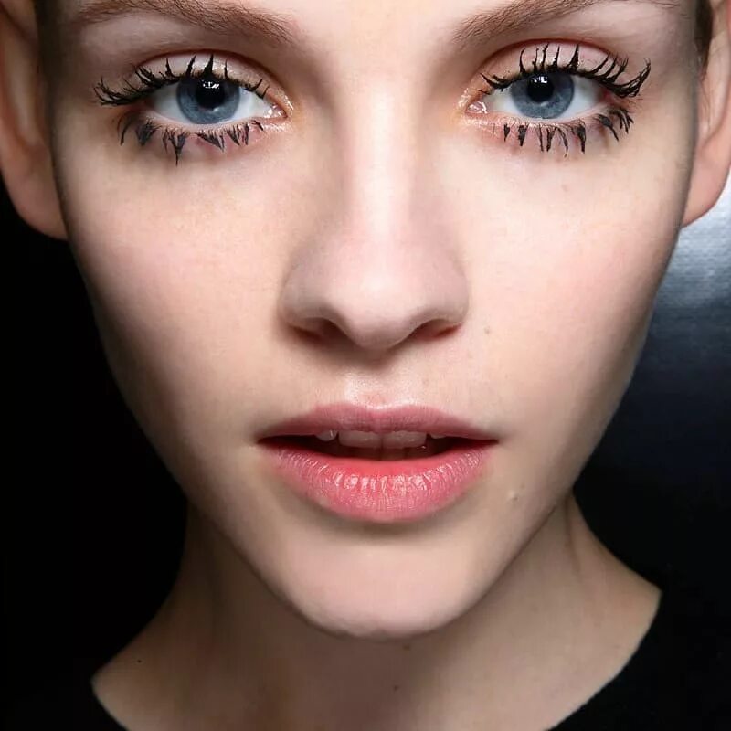 Макияж паучьи лапки. Ресницы паучьи лапки. Эффект паучьих лапок на ресницах. Как сделать ресницы паучьи лапки. Паучьи лапки ресницы тренд.