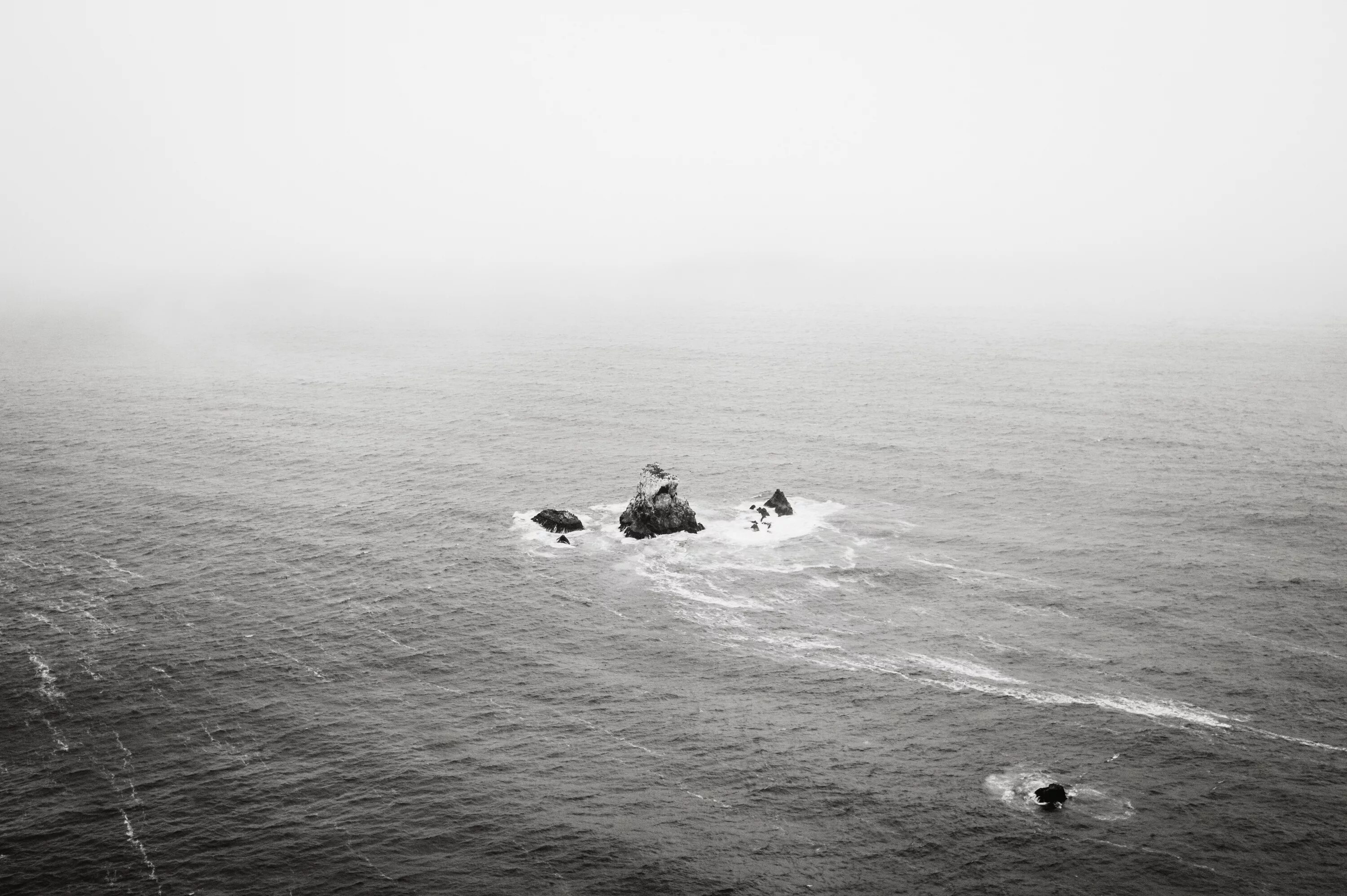 Черно белый океан. Море черно белое. Чёрно-белый океан. Море в тумане. Море черно белое фото.
