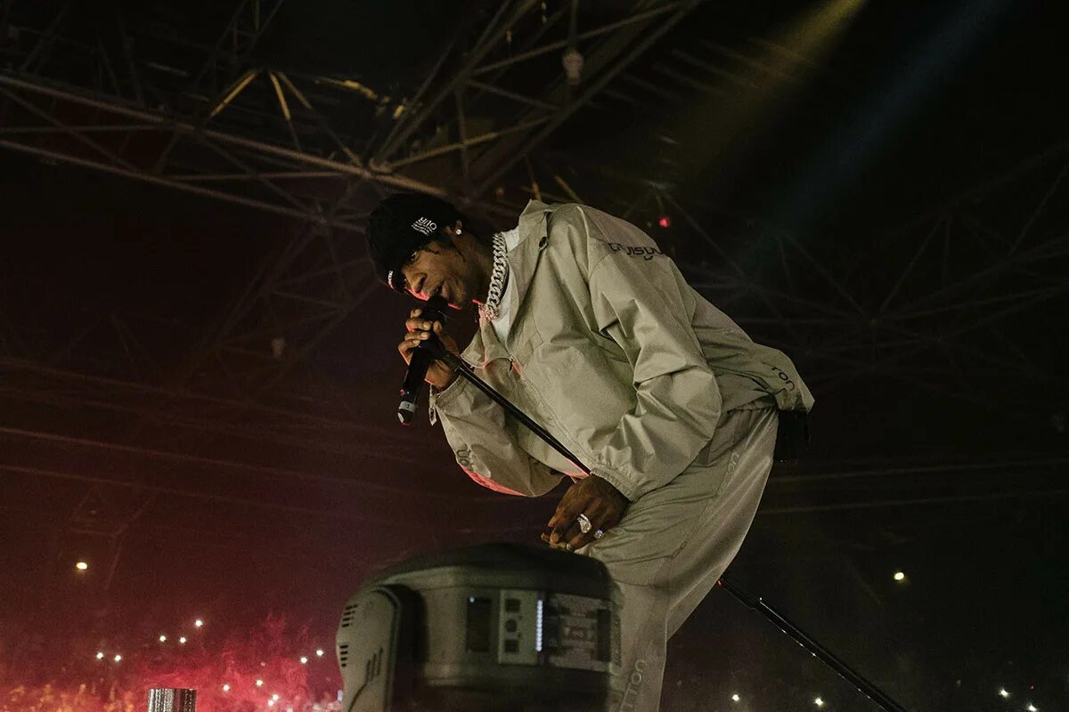 Travis scott fein текст. Travis scott. travis scott photoshoot. travis scott micro. travis scott бинго.