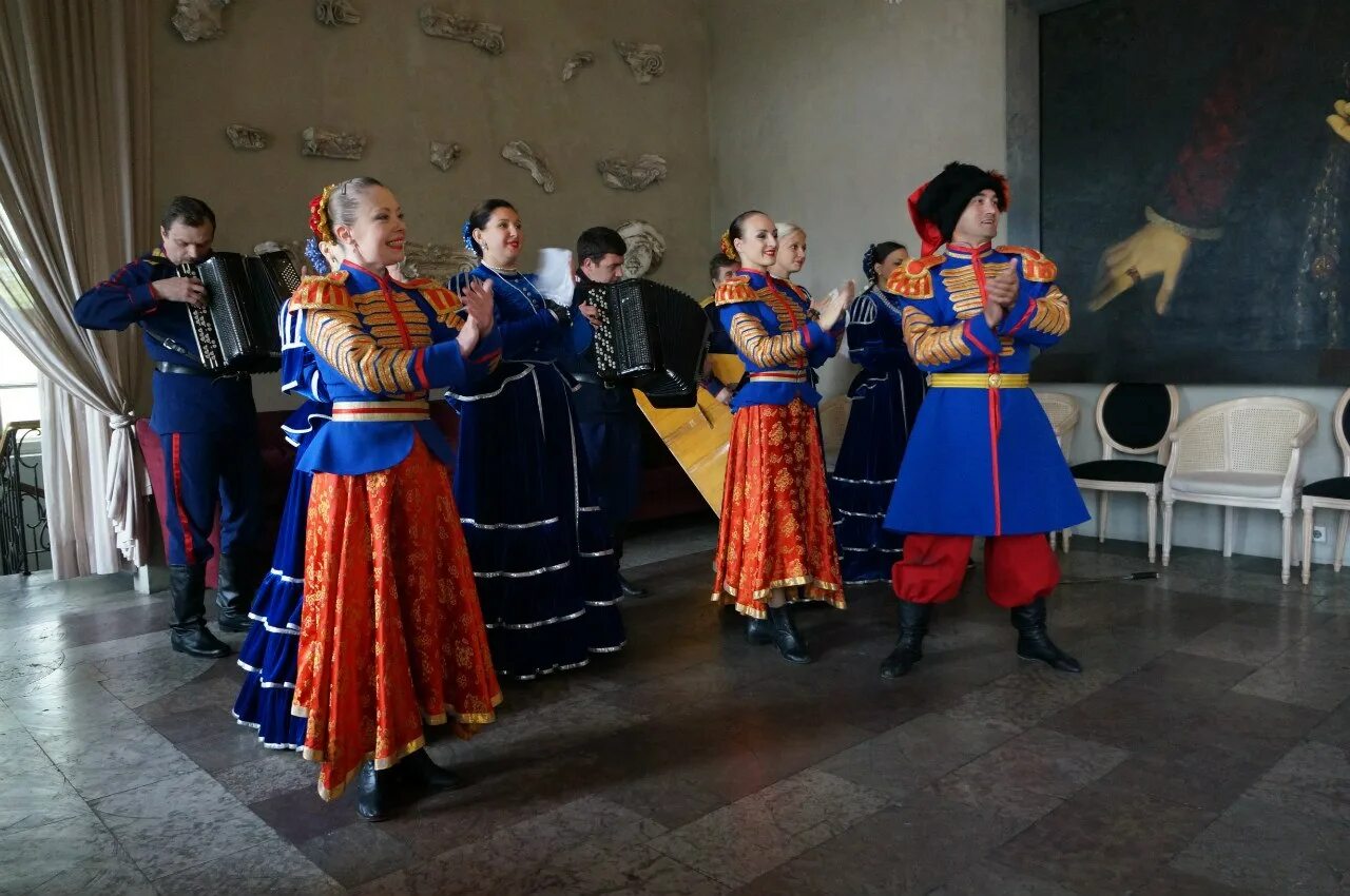 Трибуны для выступлений. Последние выступления народа. Последние выступления народа. Путин в лужниках 18 марта 2022. Казачья кадриль.