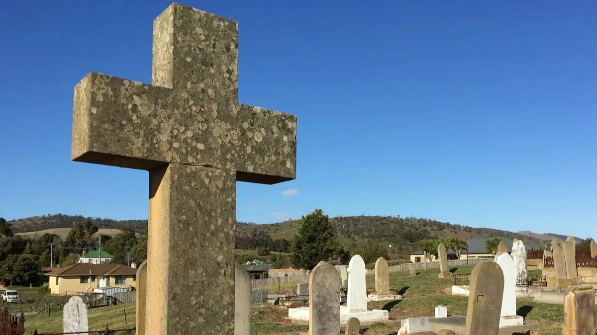 Почему хоронят на глубину 2. Глубина захоронения 2 метра. Крест из камня на могилу. Песчаная могила. Копка могил.