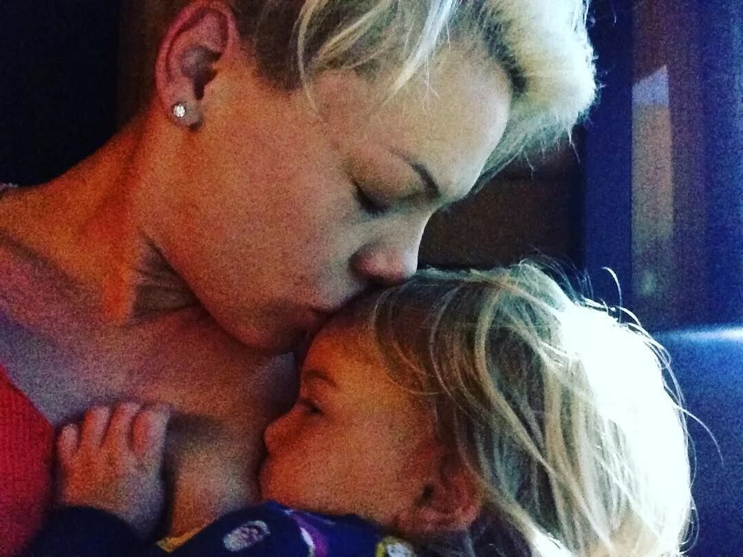 Breastfeeding instagram. Пинк певица с мужем. Пинк с сыном. Певица Пинк и дети фото. Пинк и муж поцелуй.