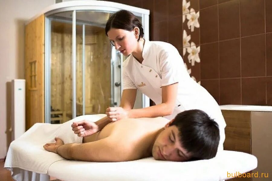 Massage liza. Профессия массажист. Специалист массажа. Массажистка и клиент. Профессия массажист мужчина.