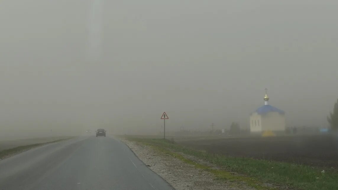 Пыль стояла. Пыльные бури в таджикистане. пыльный район. ветер и пыльная буря в вологодской области. пыльная буря в калмыкии в 2025 году.