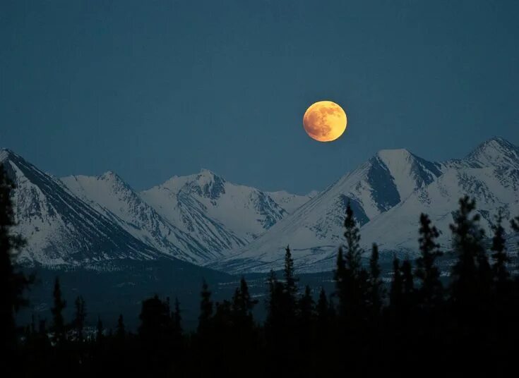 Горе что за ночь. Горы на луне. лунный пейзаж. горы ночью. луна над горами.