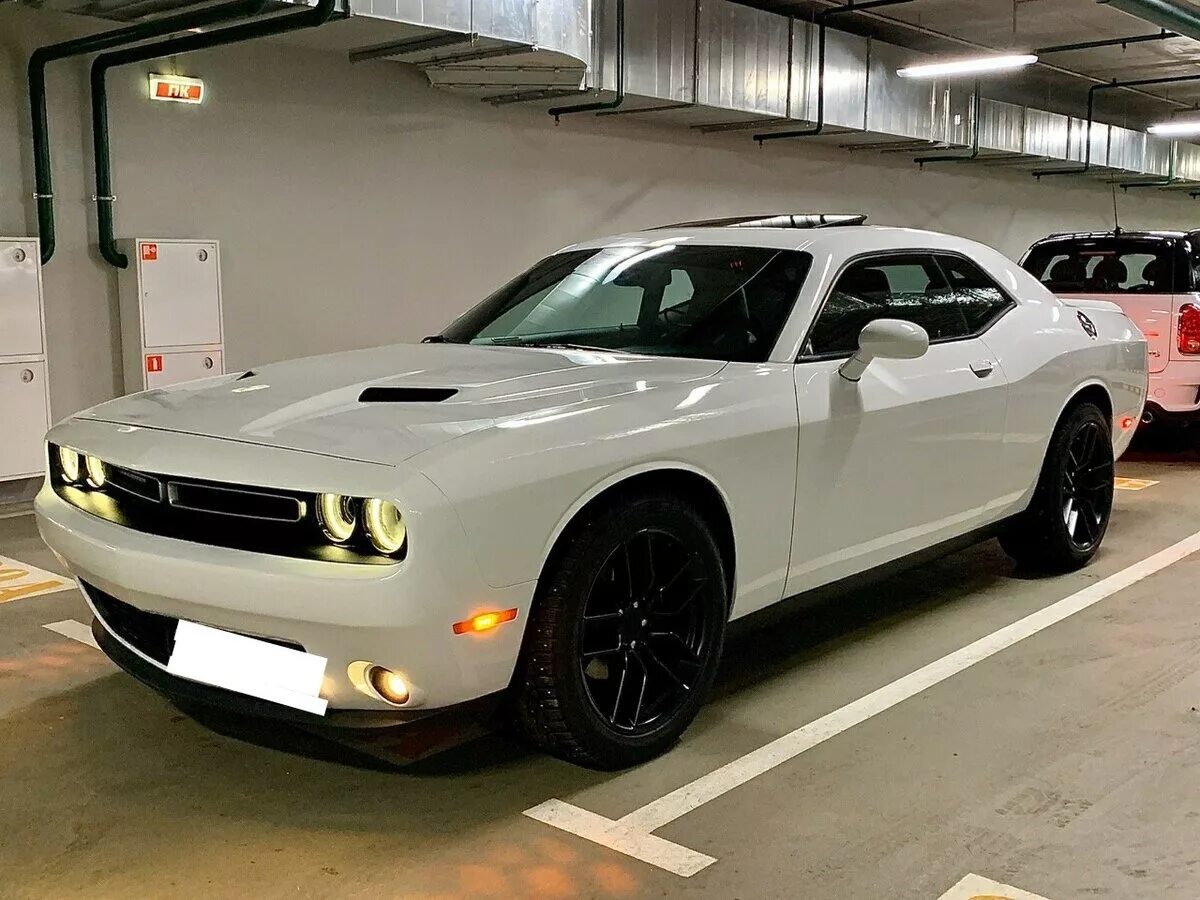 Сколько стоит додж. Dodge Challenger III Рестайлинг 2. Додж Челленджер 3.6. Додж Челленджер белый 2016. Dodge Challenger III.