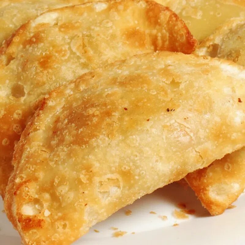 Как называется пирожки с мясом жареные. Жареное тесто. жареное слоеное тесто на сковороде. тесто с мясом жареные в масле. обжаренные в масле пирожки.