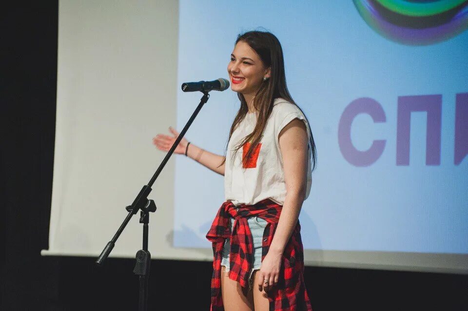 Кубики с именами. Даша кубик тик ток. Даша кубик биография. Даша кубик. Кубики даши.