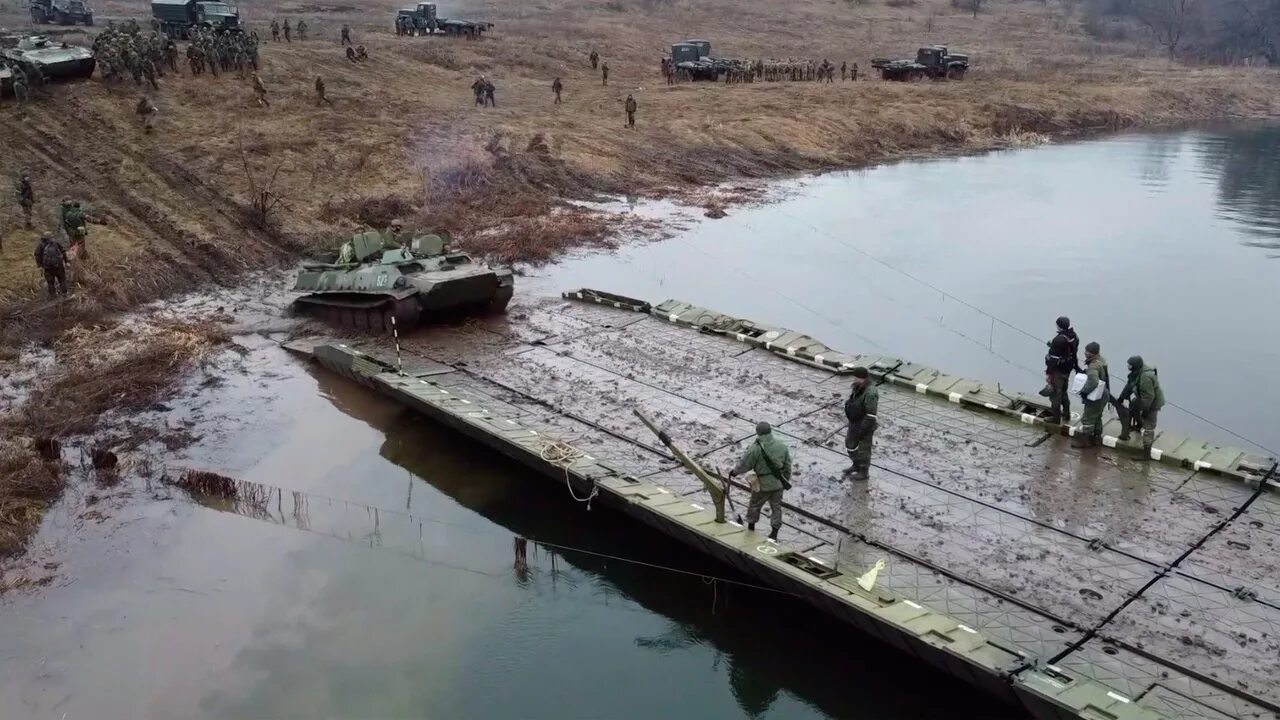 Переправы видео. Переправа Северский Донец разгром. Северский Донец Понтонная переправа Понтонная. Переправа Северский Донец. Военная Понтонная переправа через реку.