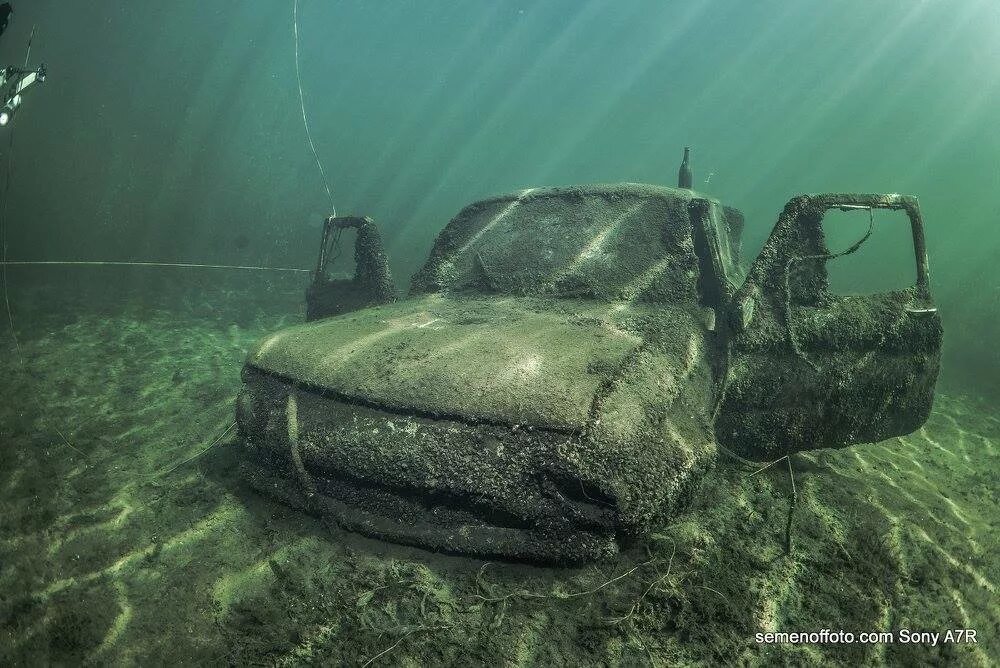 Яма на дне озера 5. Лисицинский карьер Вологда глубина. Затонувшие автомобили. Машина на дне реки. Машина на дне озера.