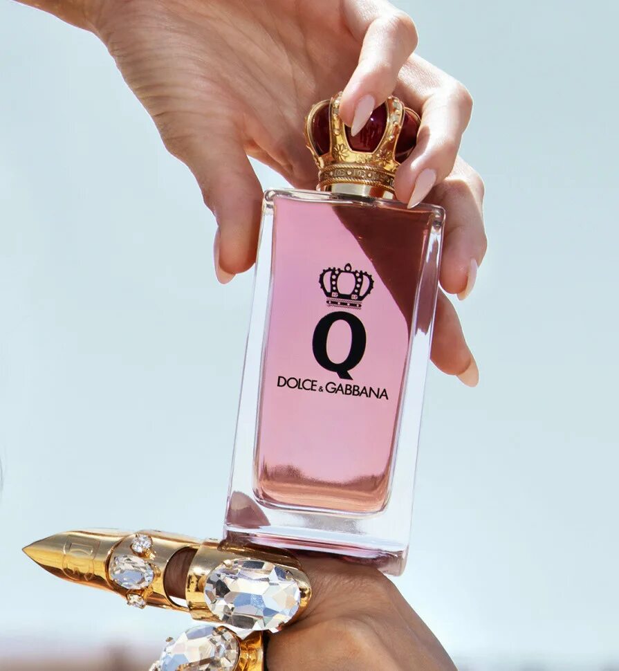 Дольче габбана вишня духи. Dolce & Gabbana q Perfume 2023. Духи q by Dolce Gabbana. Dolce Gabbana q by Dolce Gabbana 100 мл. Дольче Габбана новый аромат женский 2023.