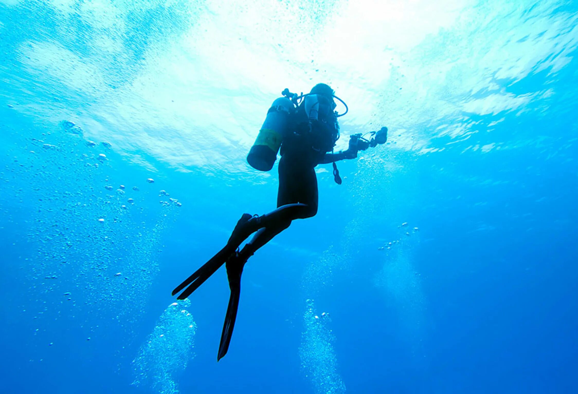 анталья средиземное море снорклинг. погружение под воду. дайверы ныряют. погружение водолаза. скуба акваланг.