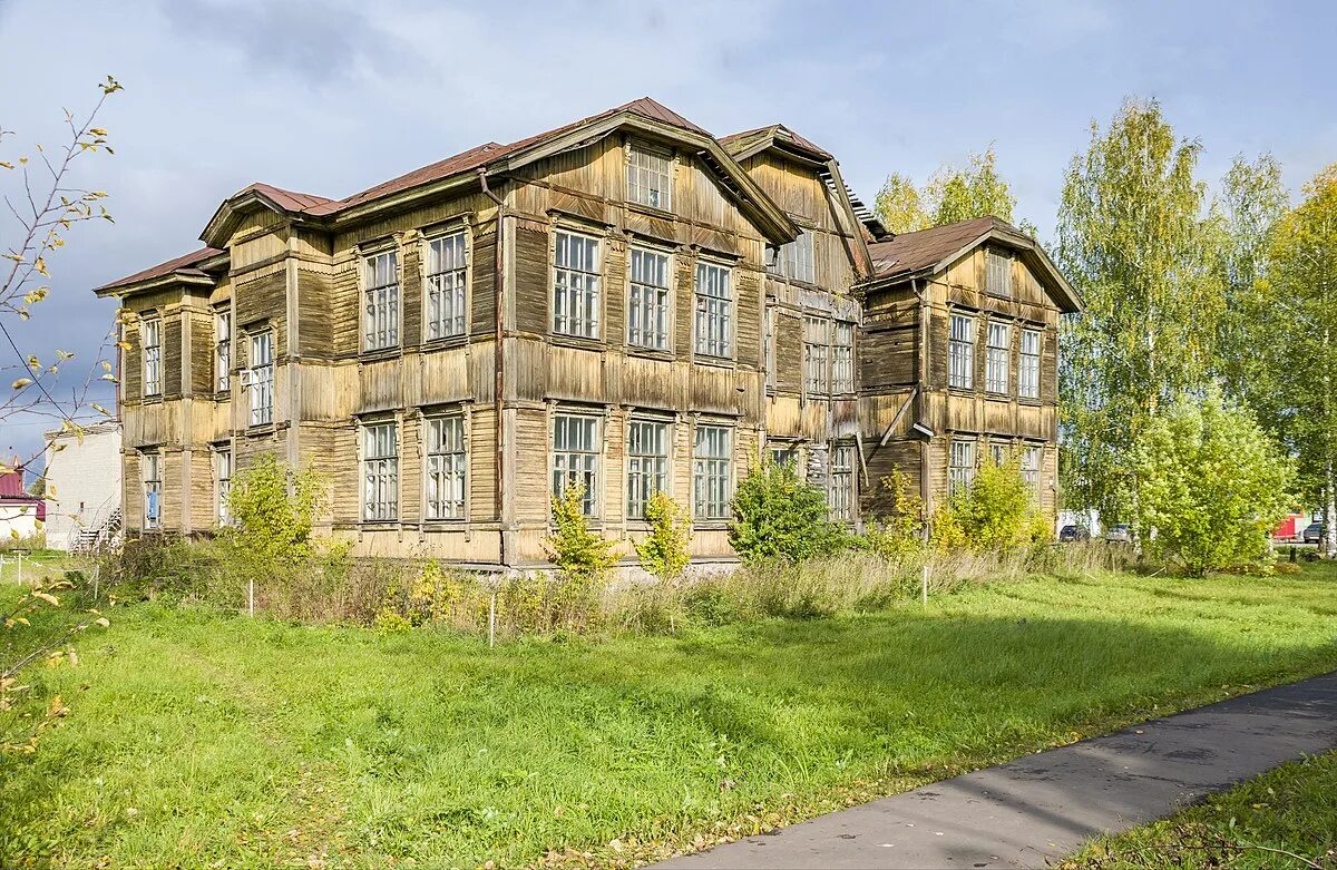 Старый вокзал зуевка кировская. Кристалл зуевка. Зуевка кировская вокзал. Кристалл зуевка. Вокзал зуевка.