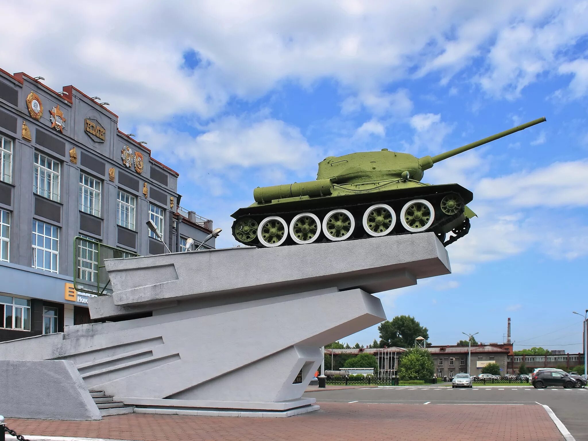Кмк г. Танк кмк новокузнецк. танк т-34 новокузнецк. танк т-34 у кмк новокузнецк. площадь побед кмк новокузнецк.