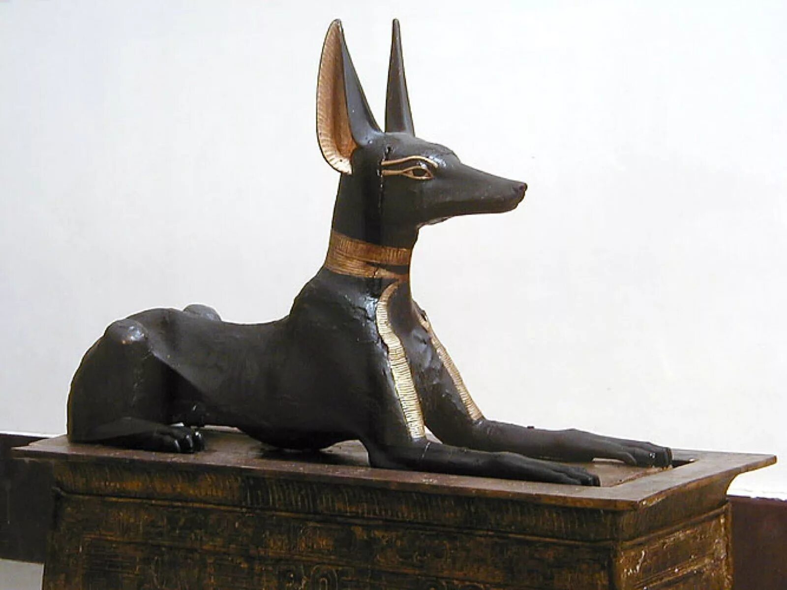 Животные богов египта. Каирский музей Анубис. Бог Анубис в древнем Египте статуя. Анубис статуя Каирский музей. Анубис Шакал статуэтка.