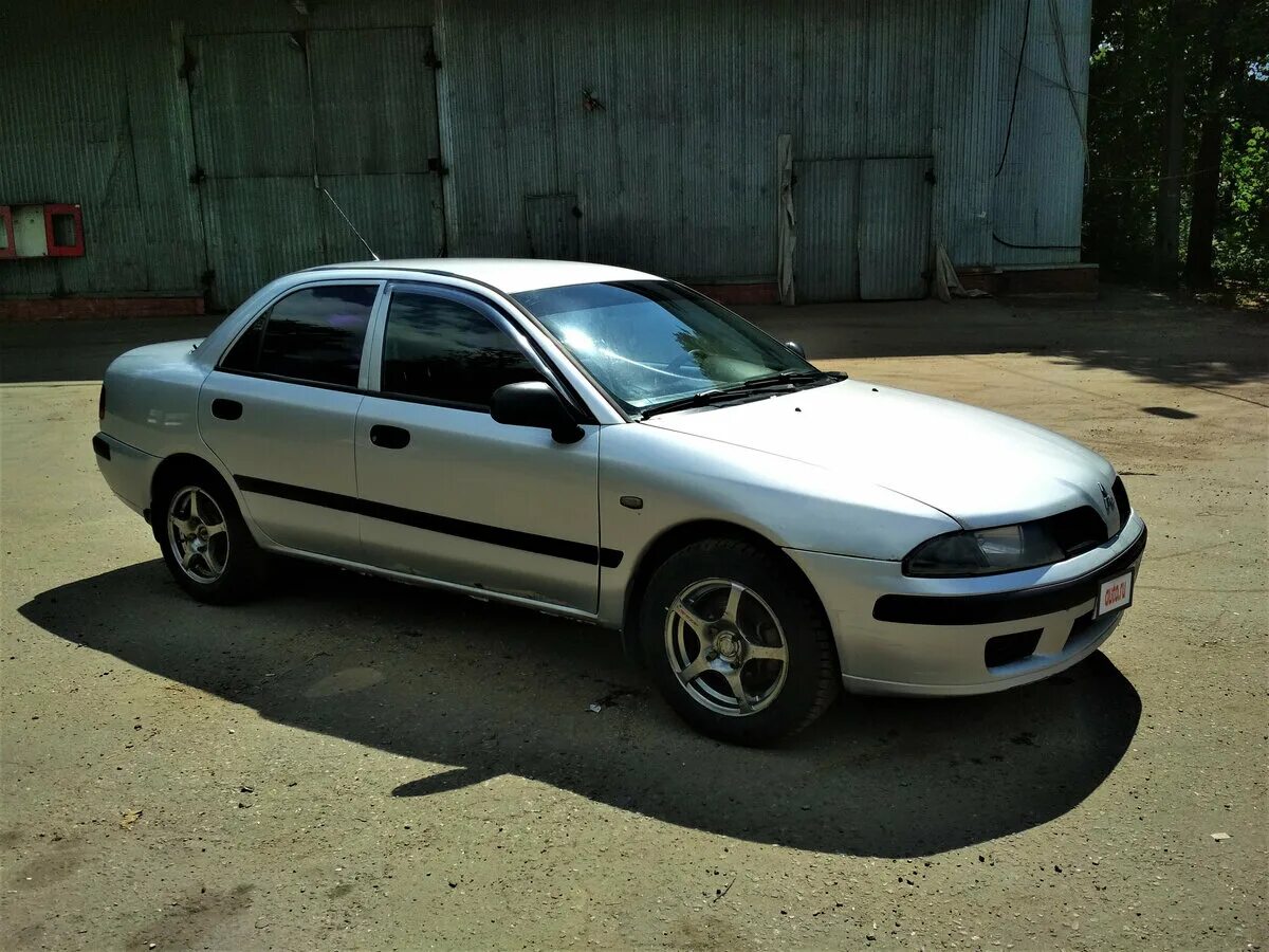 Mitsubishi carisma 1.6. Мицубиси Каризма 2001. Mitsubishi Carisma седан 2001. Mitsubishi Carisma 2001 года.