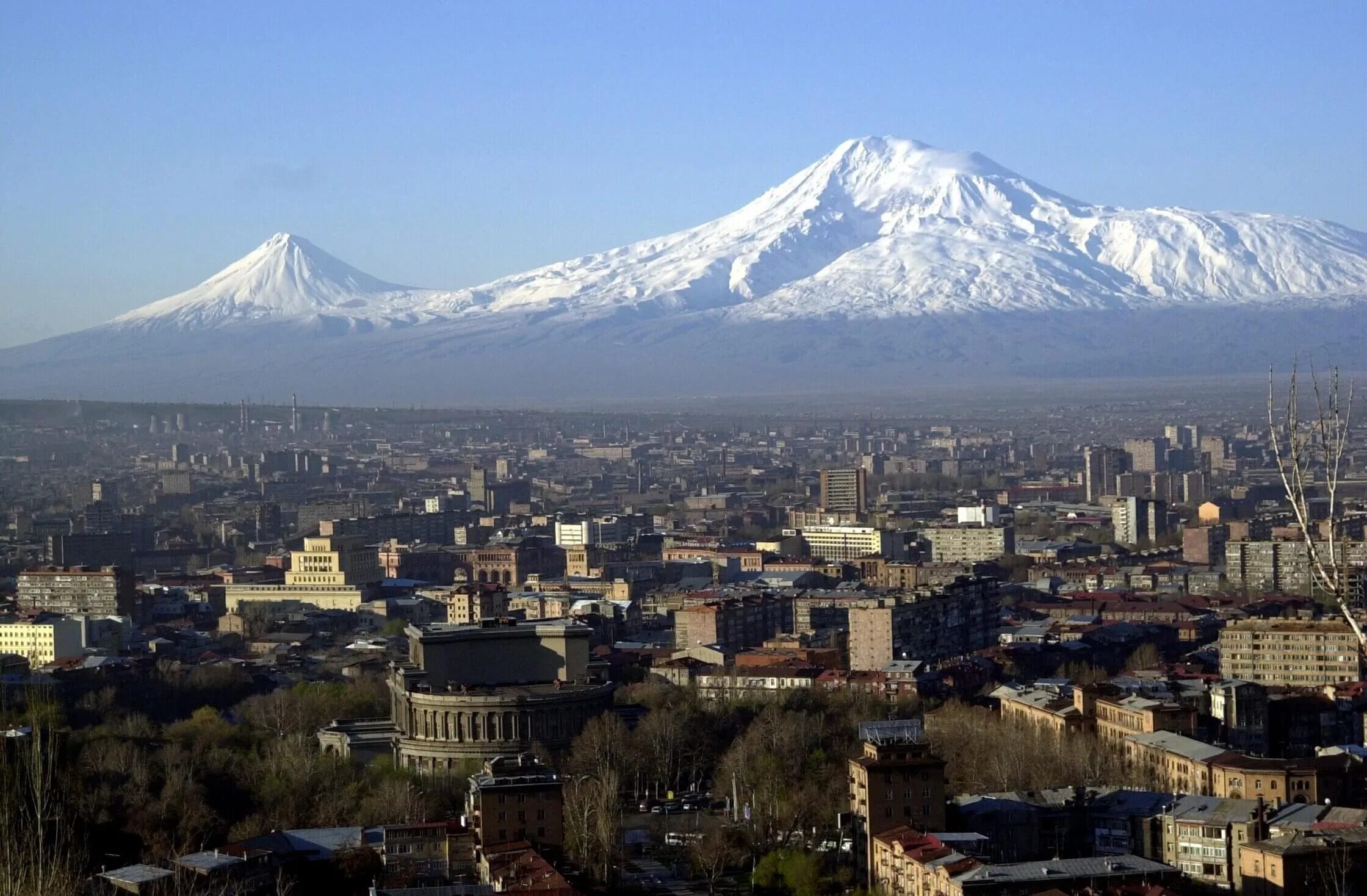 Ереван дата. Арарат (город, Армения). Гора Арарат. Вид горы Арарата со стороны Еревана. Достопримечательности Армении Арарат.