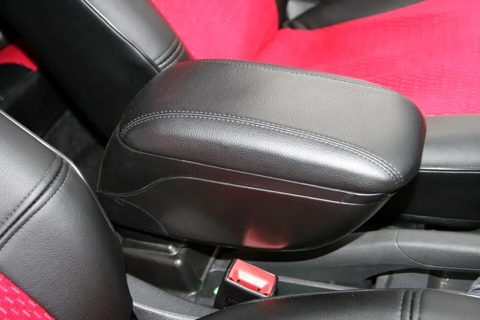 Подлокотник vw polo liftback. Подлокотник фольксваген поло 2014. Подлокотник фольксваген поло хэтчбек 2010. Оригинальные подлокотники поло. Оригинальные подлокотники поло.