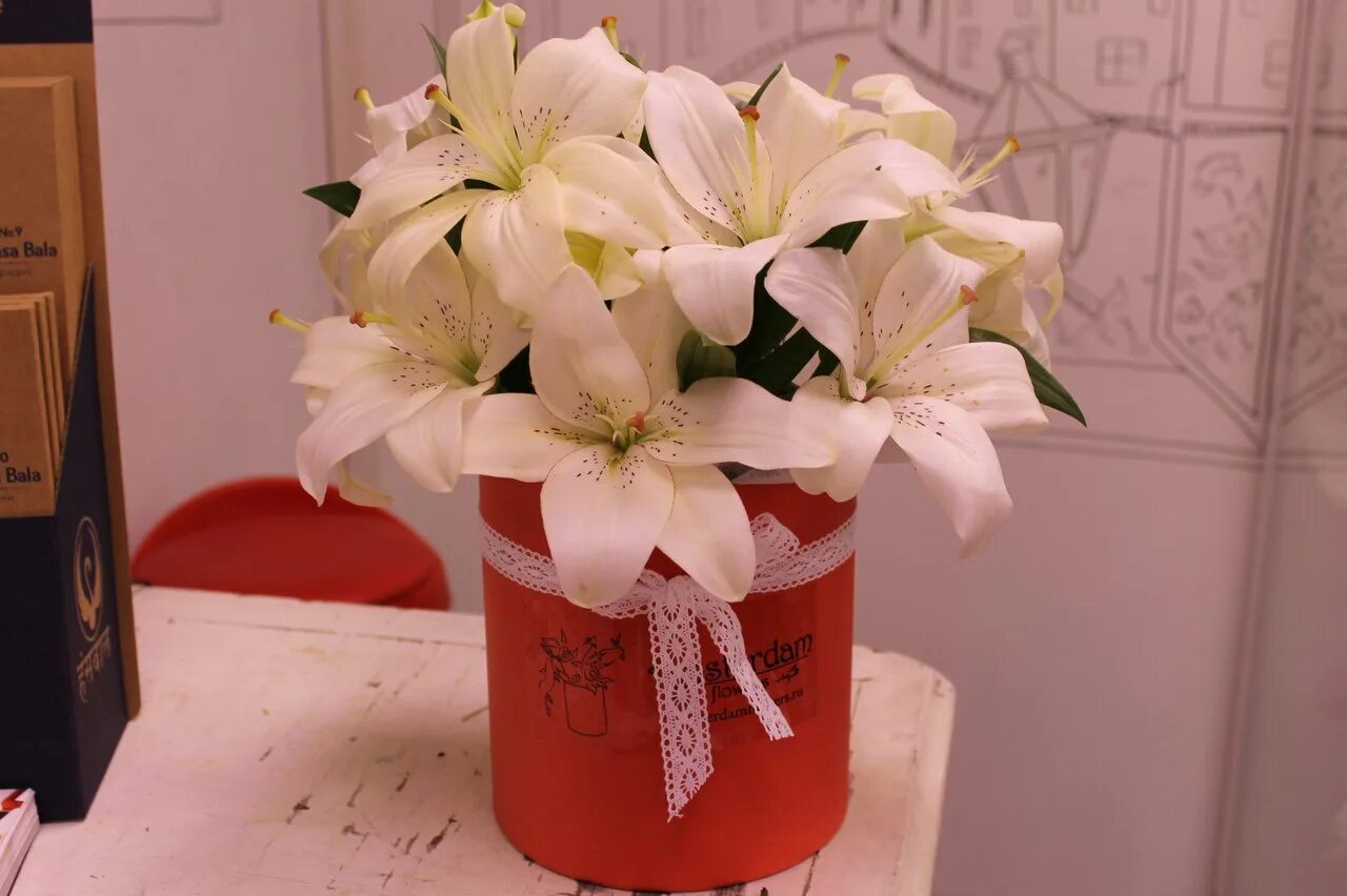 Букет из лилий в шляпной коробке. 1 лилия в коробочке купить. Плод коробочка у лилейных. Букет из лилий в коробке. Коробочки лилии.