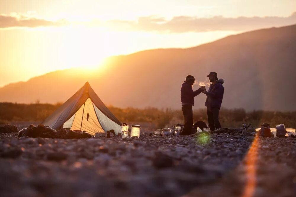 Романтика в воздухе. Рассвет в палатке. Палатка на закате. Поход романтика. Поход вдвоем.