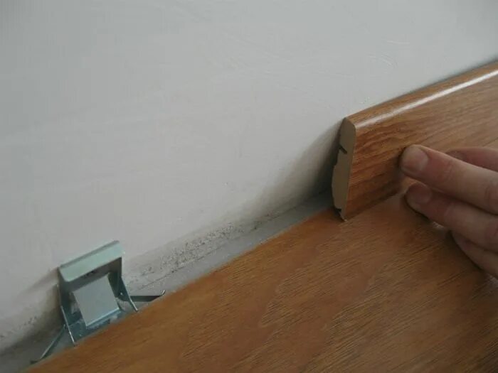 зазор между ламинатом и стеной. зазоры междстеной и ламинатом. зазор для ламината. зазор между ламинатом и стеной 10мм. щели между ламинатом и стеной.