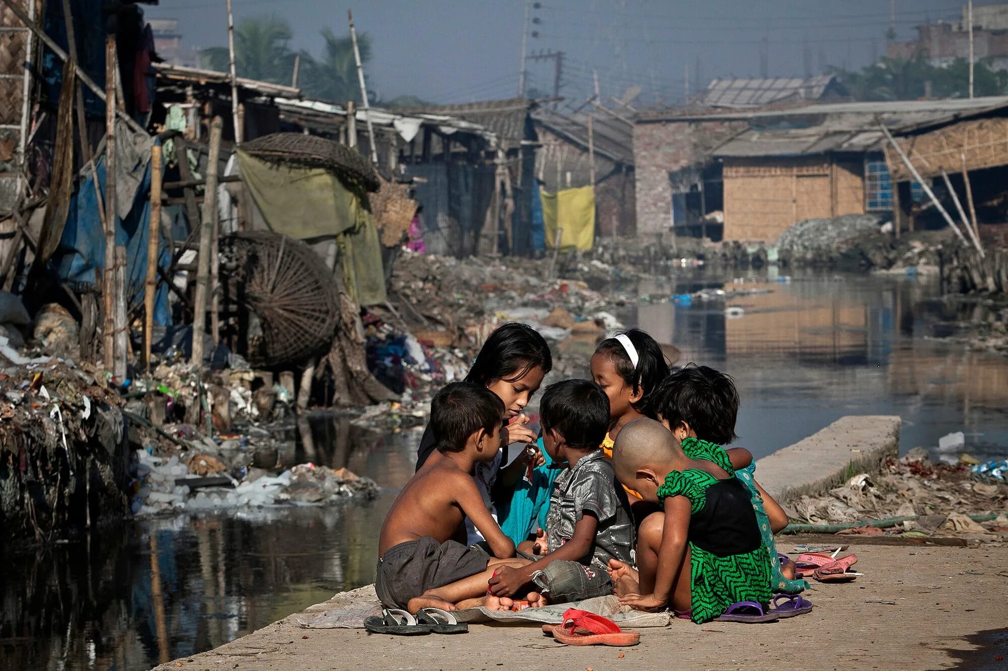 Жизнь в бедных странах. Дакка бангладештрущебы. Дакка трущобы. Дхарави Мумбаи.
