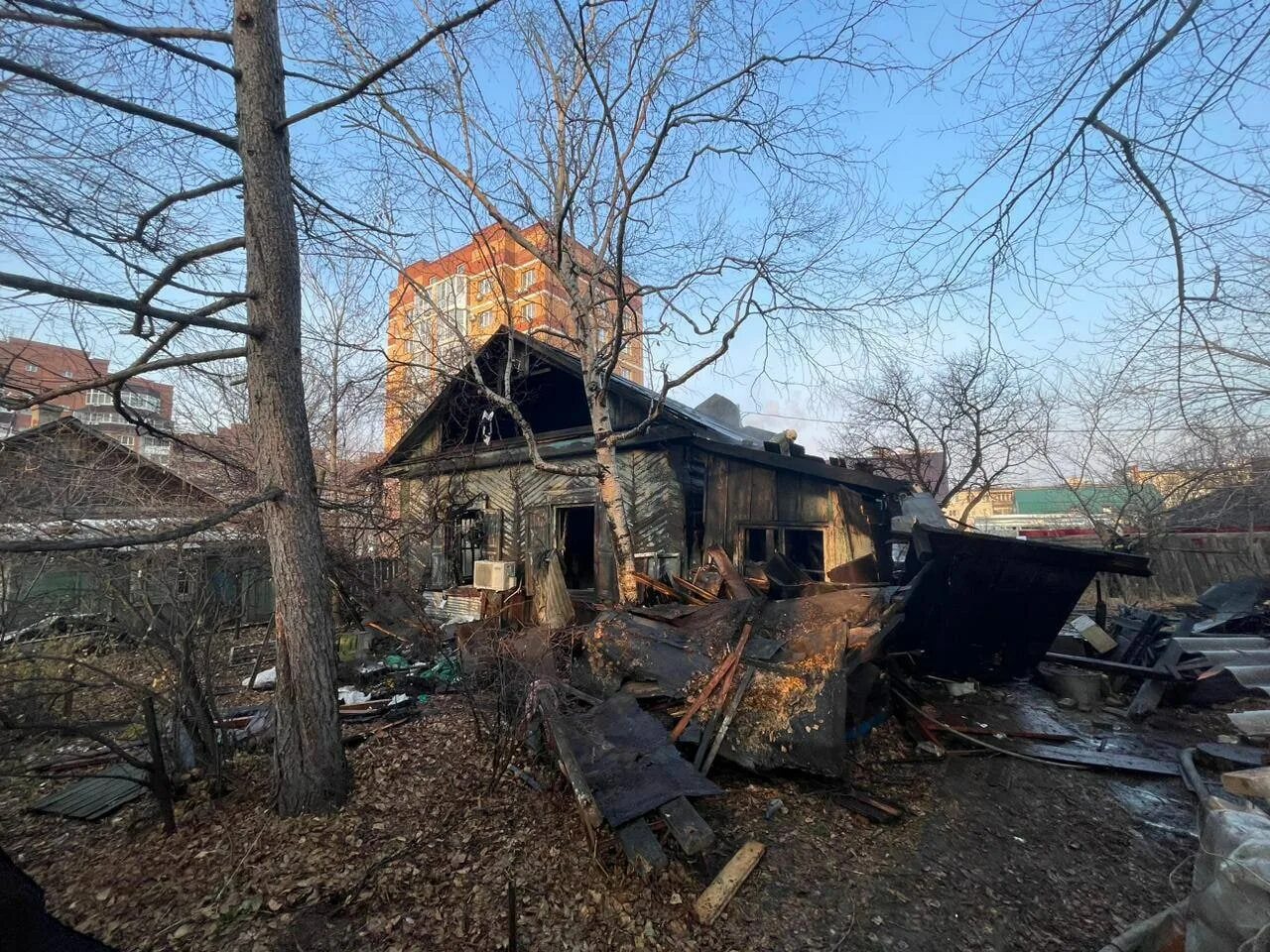 Сгоревший дом. Сгорел дом в Хабаровске. Страшный пожар. Хабаровск сгорели
