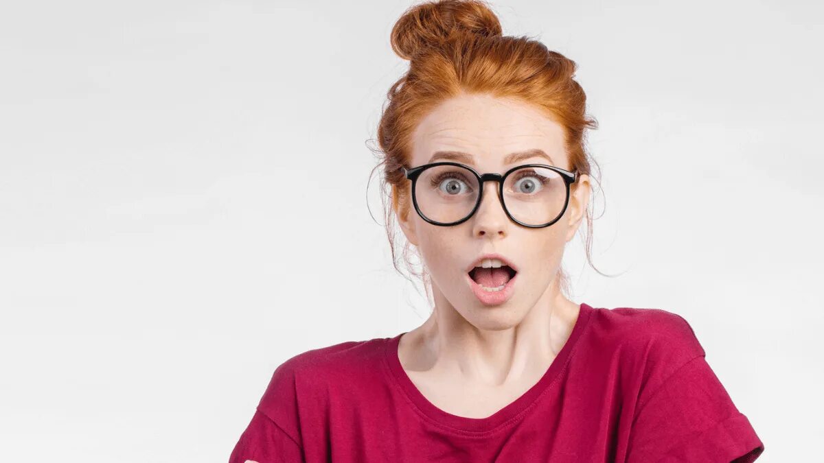 удивлены находкой. удивленное лицо девушки. удивленная девушка в очках. девочка удивляется. удивлены находкой.
