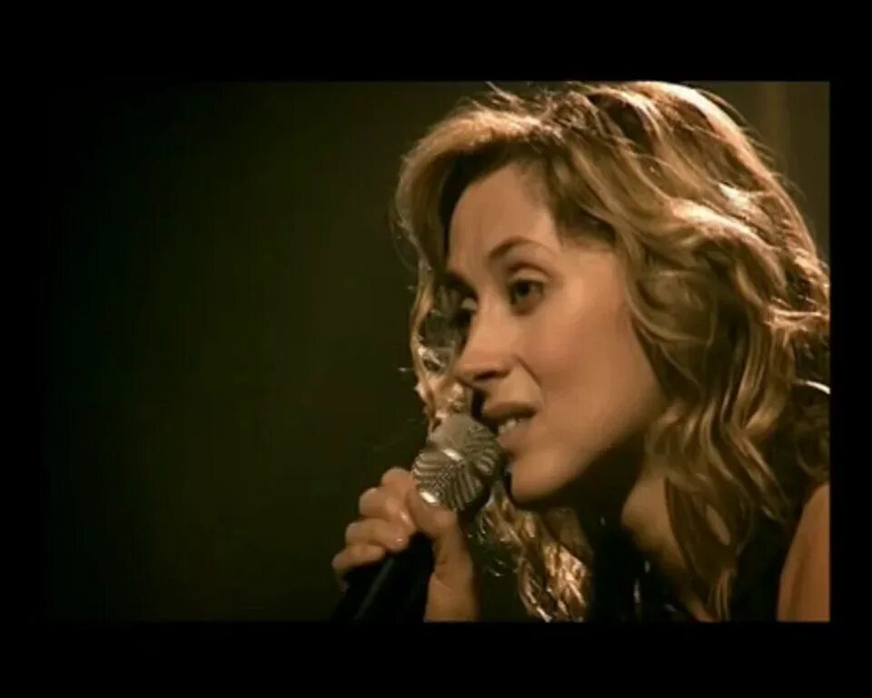 Lara Fabian je t'aime. Певица поет на французском