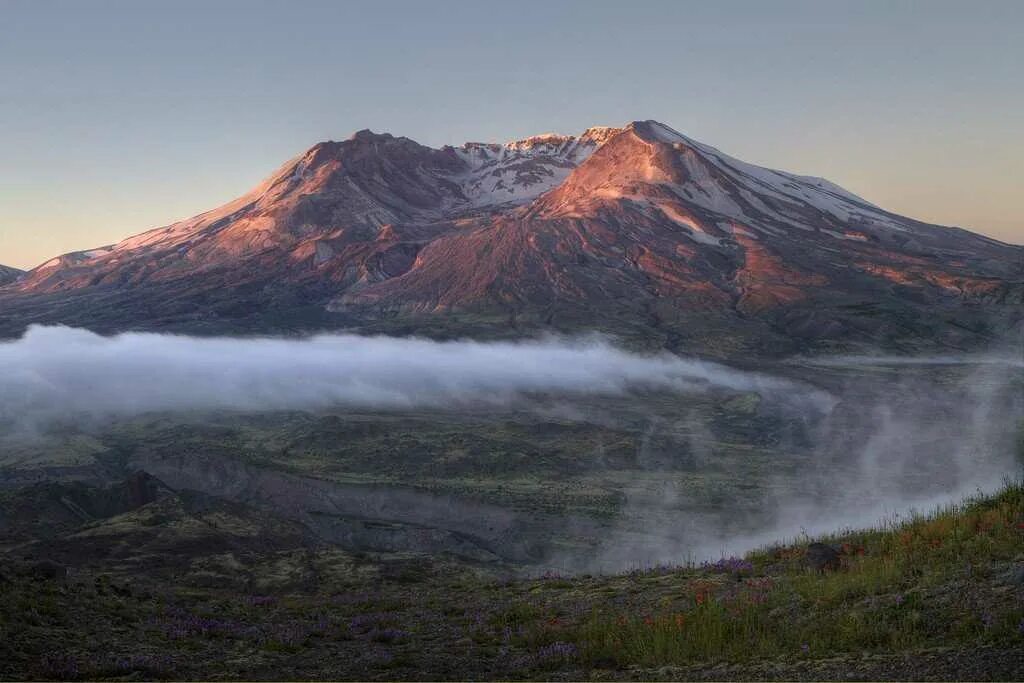 Вулканы в америке название. Извержение горы сент-Хеленс. Вулкан сент-Хеленс в США. Гора сент Хеленс извержение 1980. Вулкан Святой Елены.
