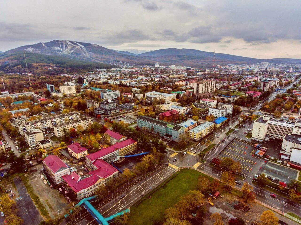 Город Южно-Сахалинск. Сахалин Южно-Сахалинск. Южно-Сахалинск центр города. Столица Сахалина Южно-Сахалинск.