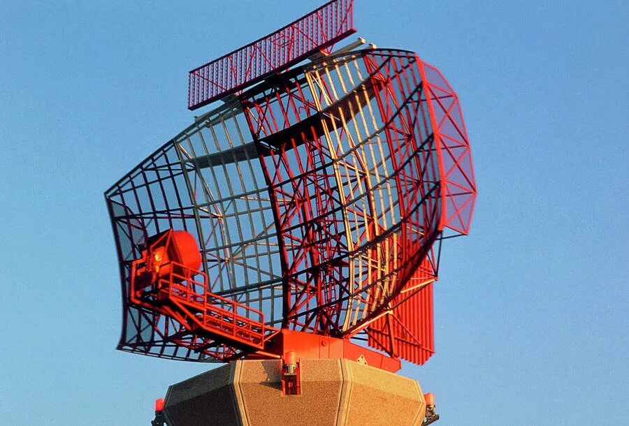 Working radar. Крутящийся радар в аэропорту. primary radar airport. radar dish. радары в дубне фото.