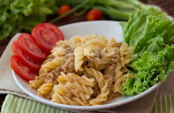 Макароны с фаршем в мультиварке редмонд. Макароны с фаршем и томатной пастой мультиварке. блюда с макаронами сметаной и фаршем. макароны перья с фаршем. макароны перышки с фаршем.
