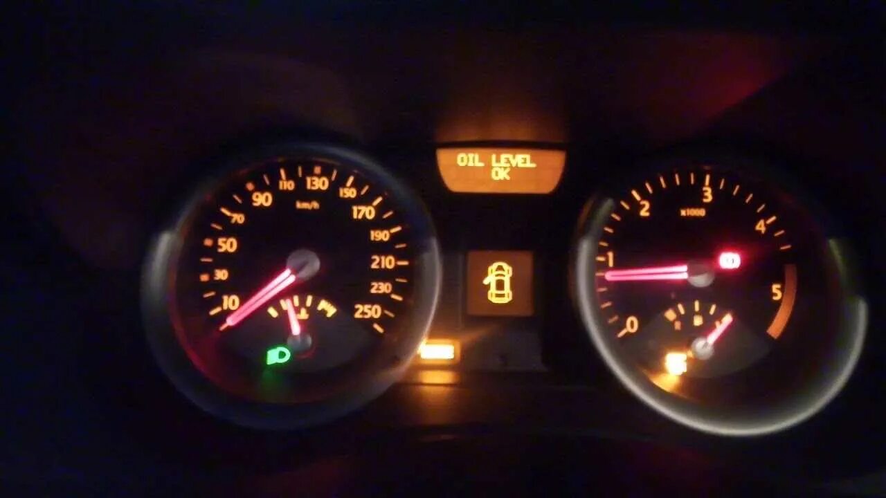 Change engine oil soon. Загорелся service на рено меган 2 2005 года. Ключ горит рено меган 2. Круз сброс сервисного интервала. Change oil soon меган.