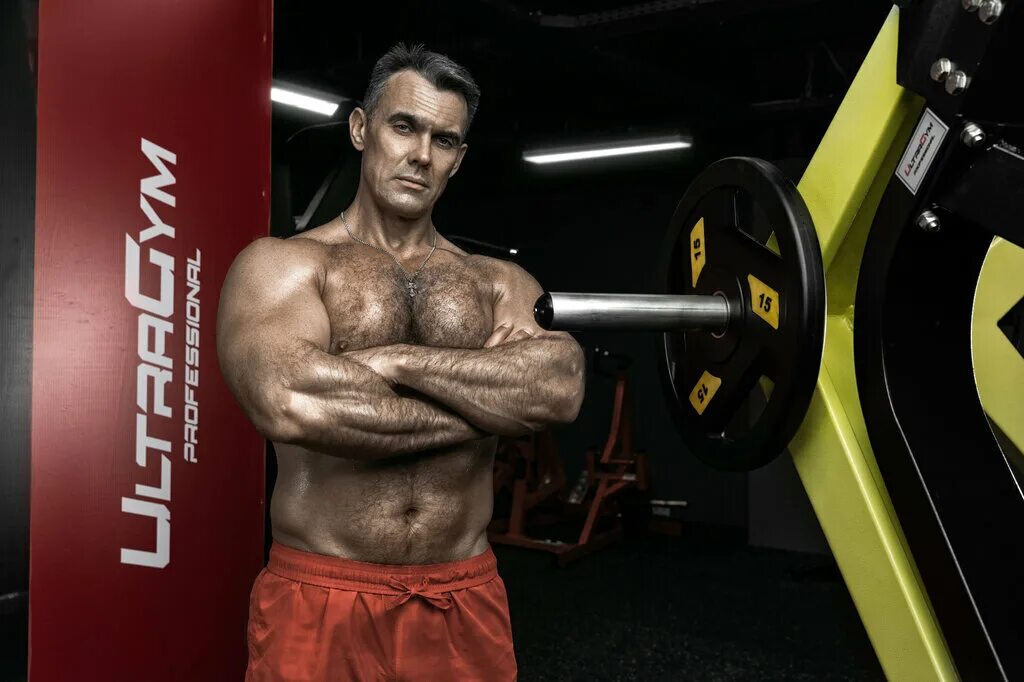 Sport holding. Sport holding. спортсмен пьет воду. человек пьёт воду спорт. термос в руке.